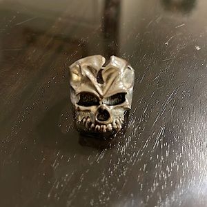I’m selling a scull ring